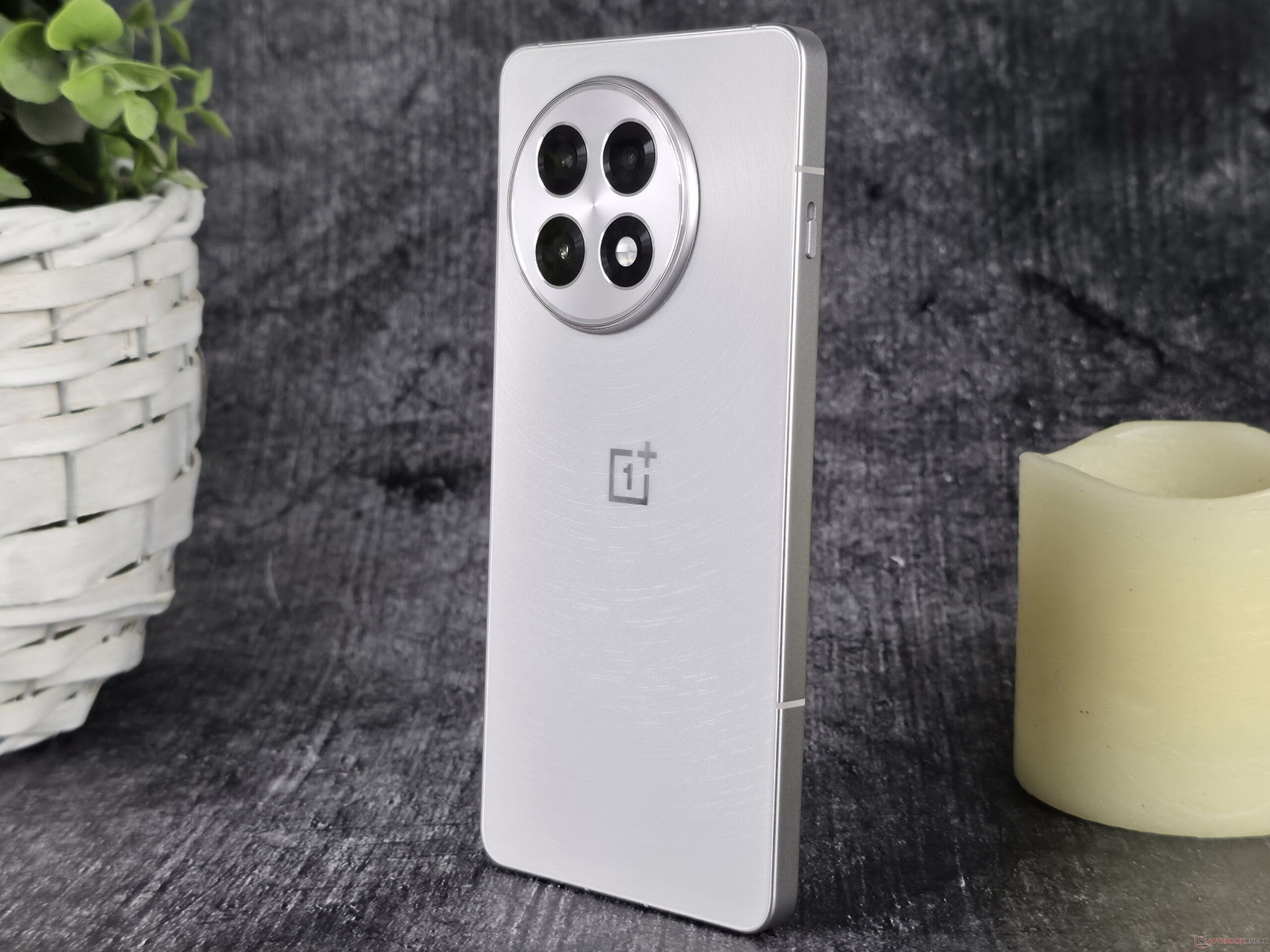 OnePlus 13R và OnePlus 12 nhận tính năng truyền phát âm thanh Bluetooth kép trong bản cập nhật mới nhất