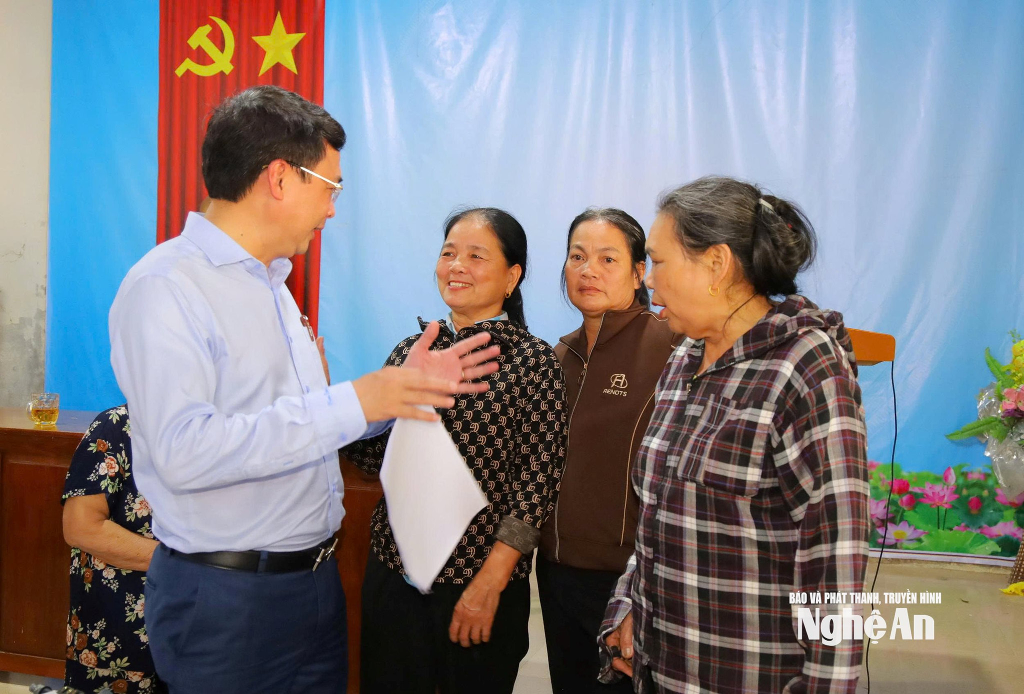 Đồng chí Hoàng Anh Tiến - Phó Bí thư Đảng ủy, Chủ tịch UBND xã Hưng Nguyên trao đổi với người dân xóm Đại Huệ về dự án cao tốc Vinh - Thanh Thủy. Anh CSCCpg