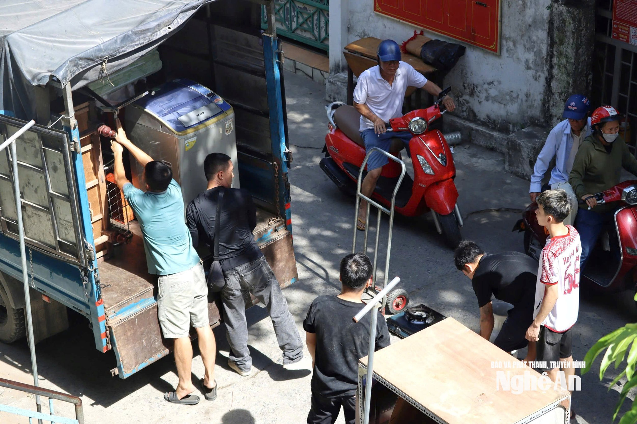 người dân chung cư Quang Trung chuyển nhà Ảnh Diệp Thanhgen-h-z7982122122094_6e634dc27a6d300101cfaedd95ed15ca