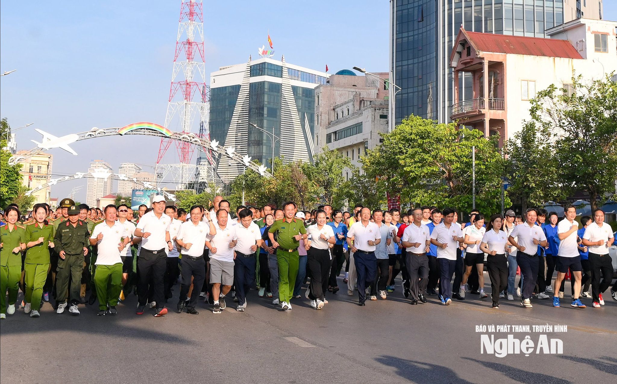 Des dirigeants provinciaux et des représentants de divers ministères et agences ont participé à une course pour manifester leur soutien à la campagne « Partager une détermination commune pour bâtir des communes et des quartiers sans drogue ». Photo : Nguyen Khanh