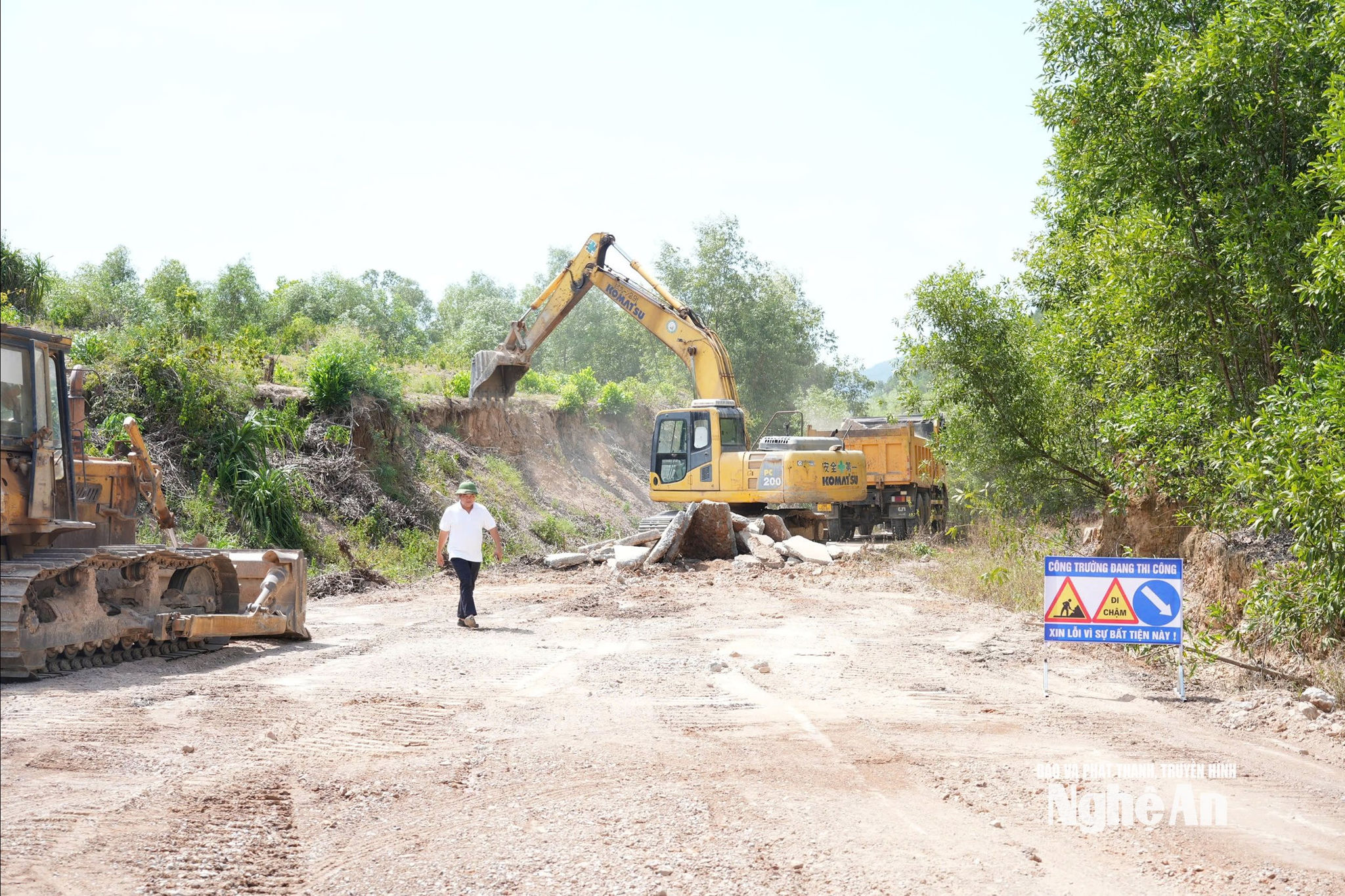 Hiện tại đơn vị thi công đã đưa máy móc vào tiến hành bóc tách phần mặt đường bê tông cũ để nâng cấp tuyến đường vào mỏ đất và vào khu vực nghĩa trang của người dân địa phương. Ảnh: PV