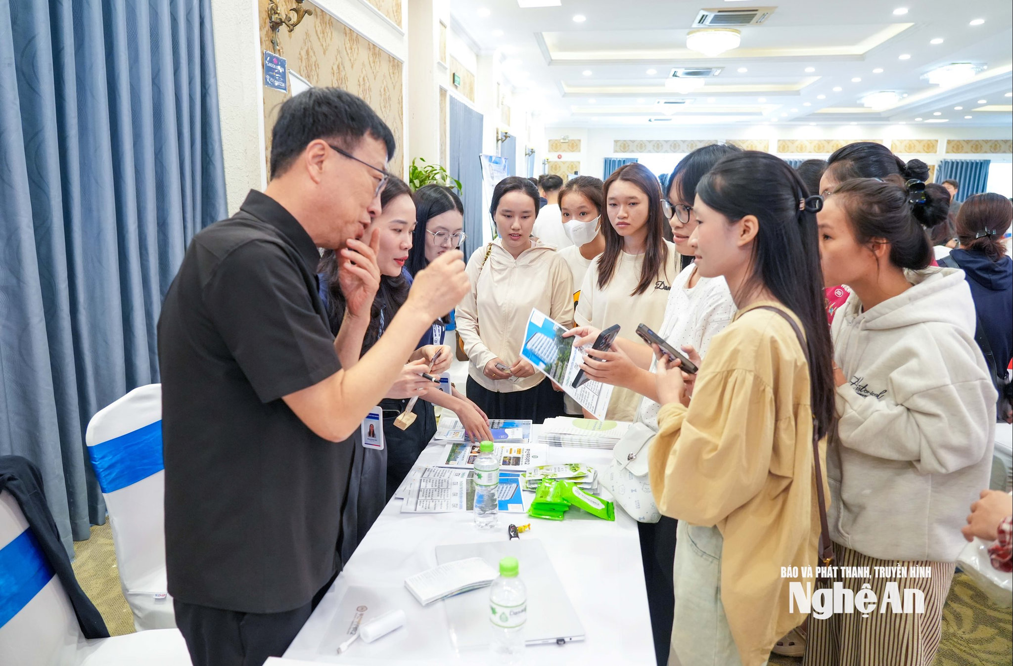 Đại diện Trường Nữ sinh Busan, Hàn Quốc chia sẻ thông tin về chương trình đào tạo và cơ hội học tập tại sự kiện.