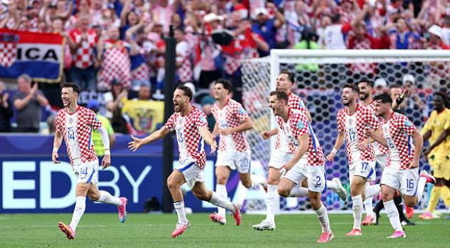 Nikola Vlasic đánh đầu ghi bàn quyết định sau quả phạt góc của Luka Modric.