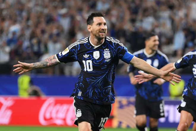 Lionel Messi bắt đầu trận đấu trên băng ghế dự bị để dưỡng sức cho vòng sau.