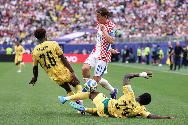 Modric tung hoành nơi tuyến giữa với khả năng kiểm soát bóng thượng hạng.