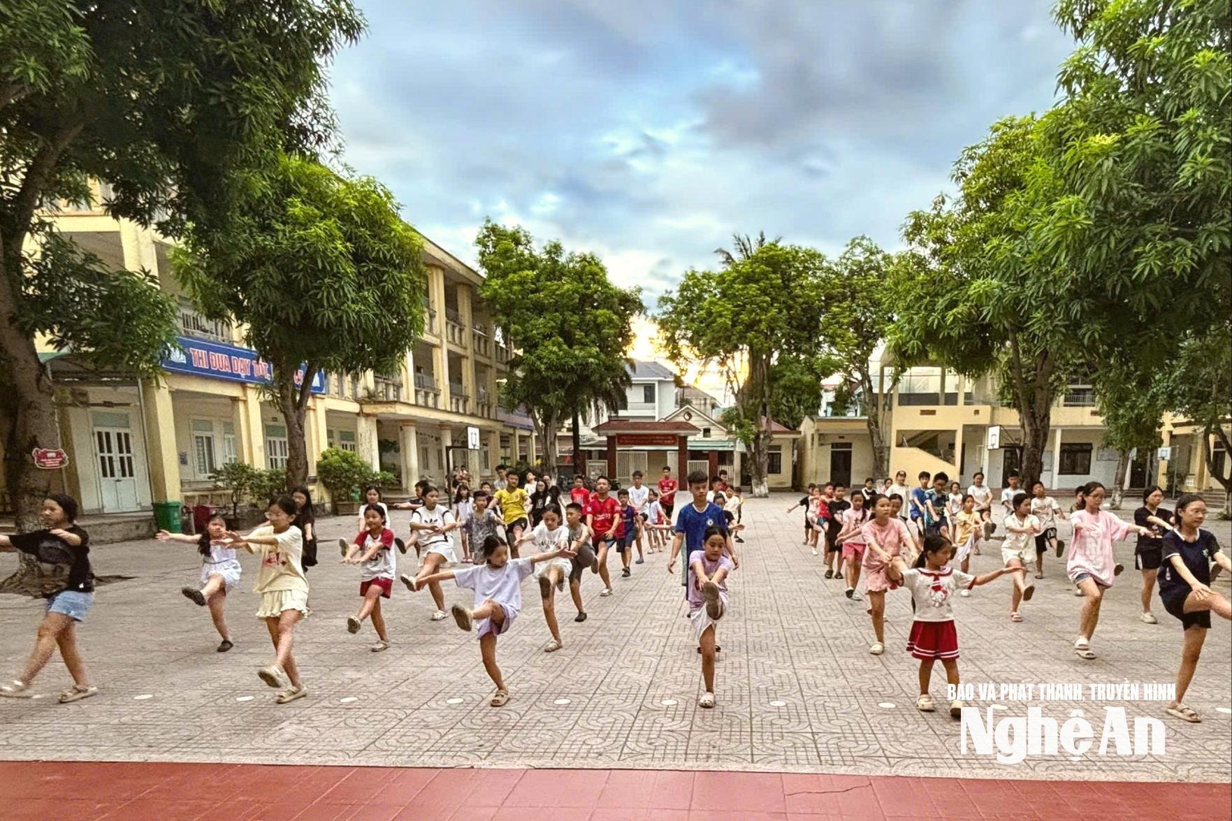 Hoạt động tập thể dục trong một buổi sinh hoạt Hè ở một khối của phường Vinh Phú.