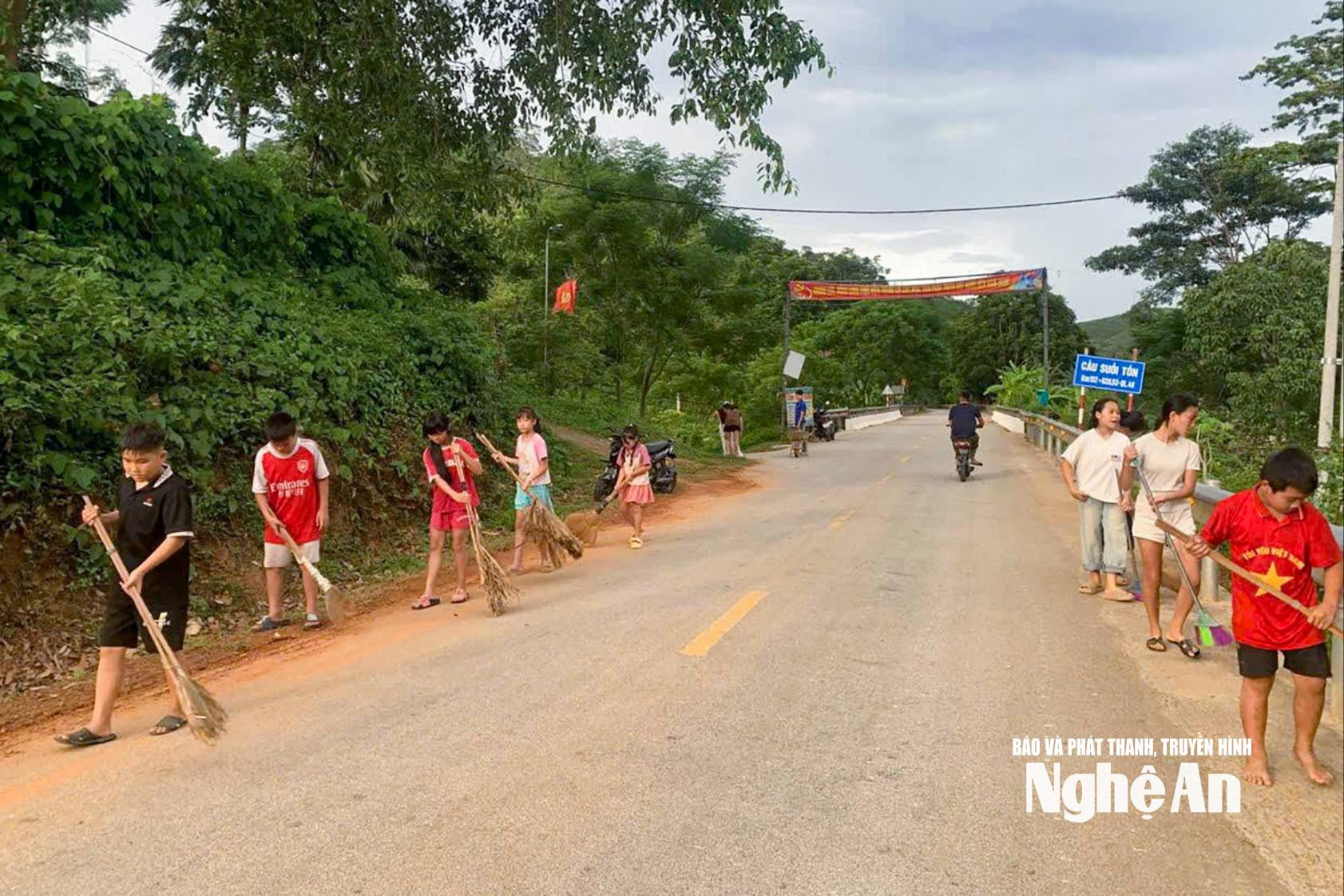 Các em thiếu nhi tham gia vệ sinh môi trường trong một buổi sinh hoạt Hè ở bản Mường Piệt, xã Thông Thụ.