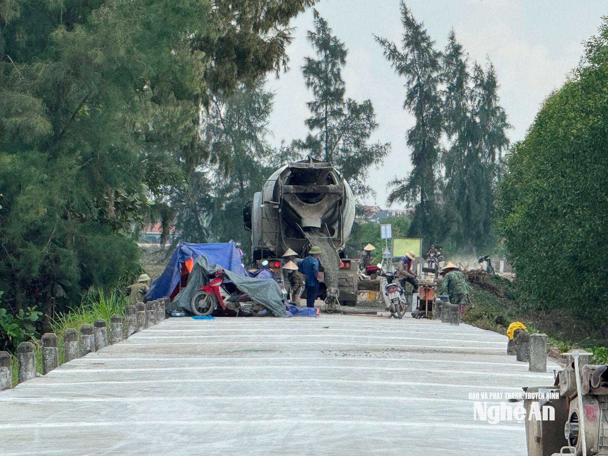 tôn tạo đê biển trước mùa mưa bão năm 2025