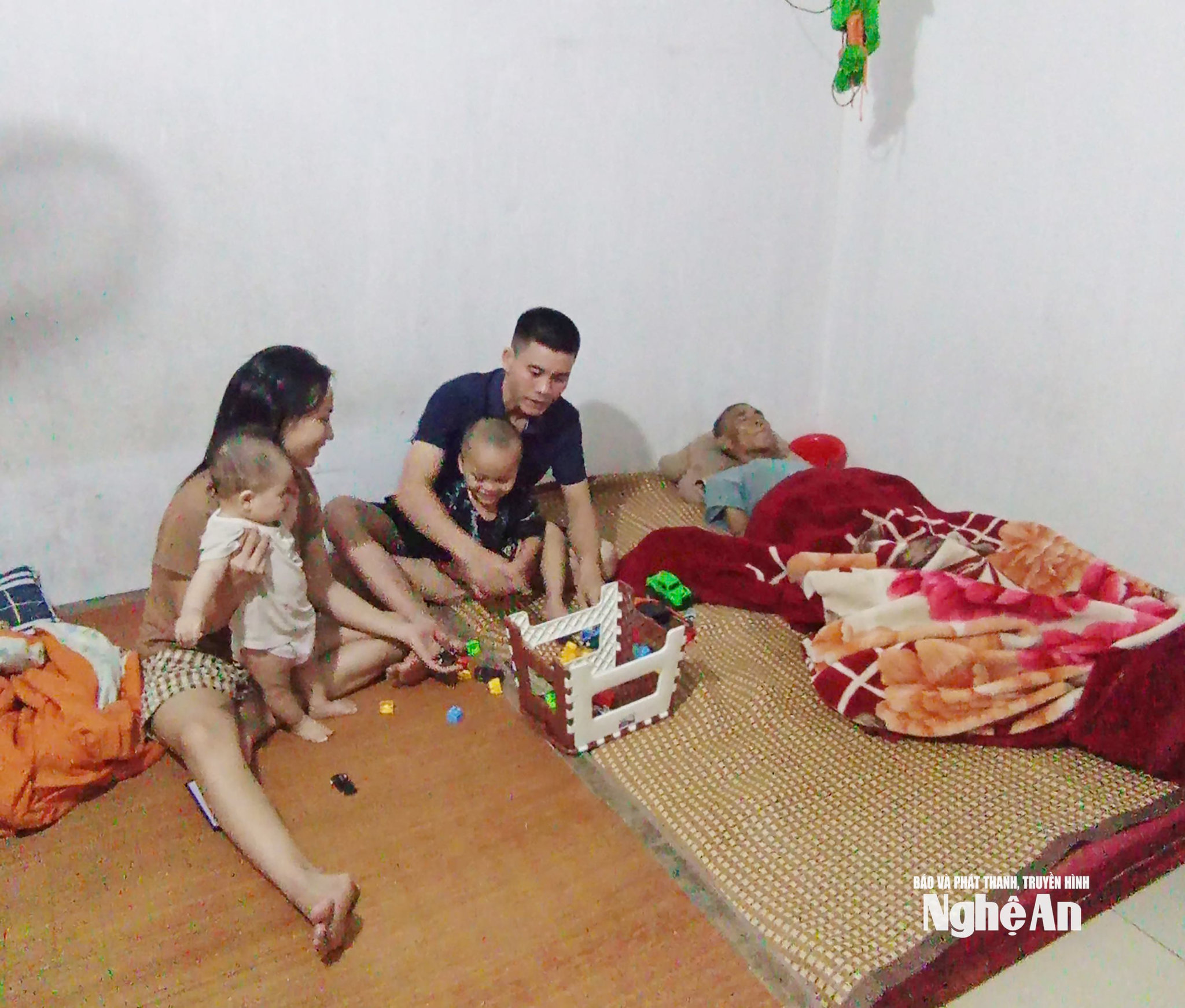 vợ chồng công nhân Ảnh NVCC