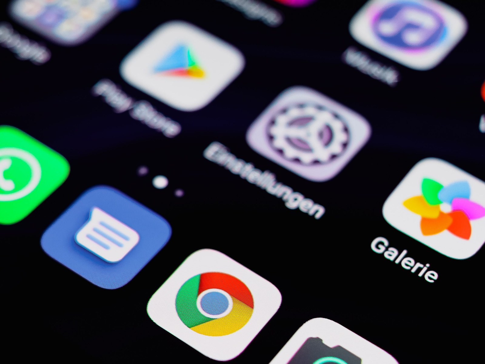 Điện thoại thông minh Android hiển thị ngăn ứng dụng và biểu tượng cài đặt