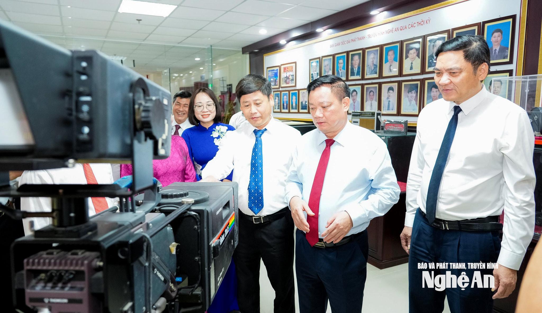 Bí thư Tỉnh ủy, Trưởng Đoàn ĐBQH tỉnh Nguyễn Khắc Thận và đoàn công tác thăm phòng truyền thống Báo và phát thanh, truyền hình Nghệ An. Ảnh Phạm Bằng