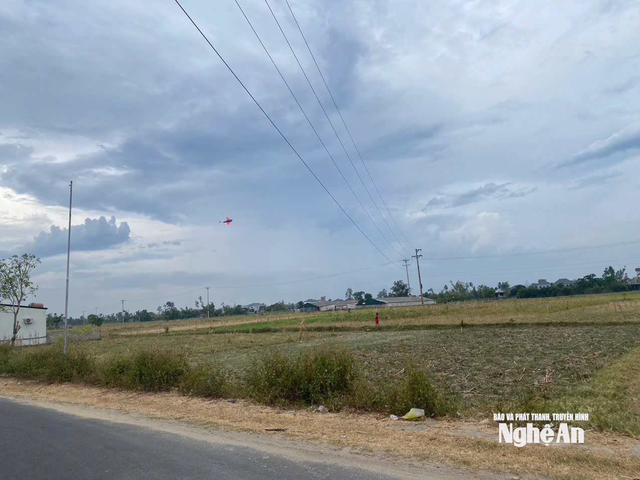 Trẻ em thả Diều ngay dưới đường dây điện cao thế 220KV