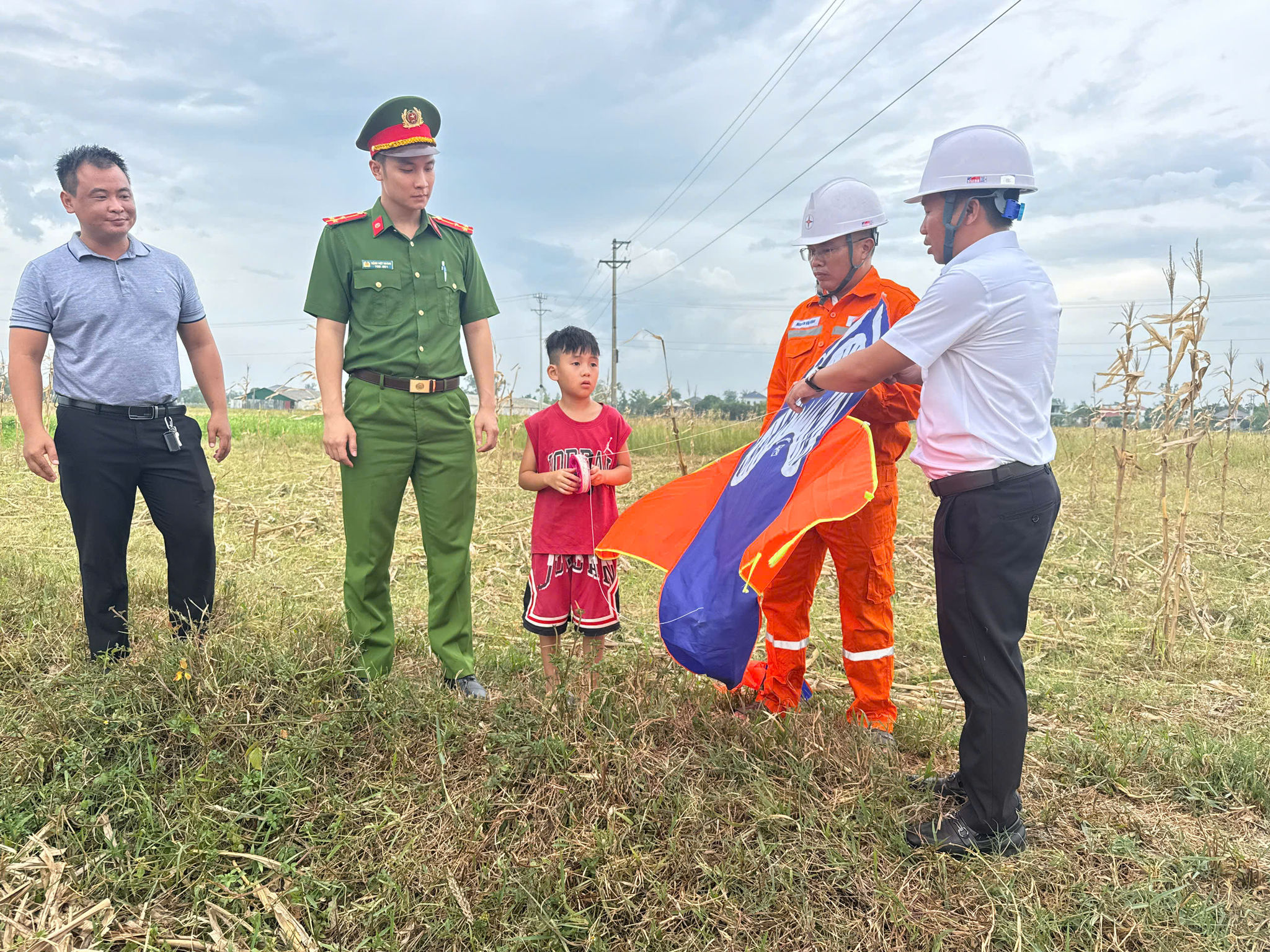 Chính quyền địa phương phối hợp cùng các lực lượng liên quan tuyên truyền về thả diều đúng cách, an toàn.
