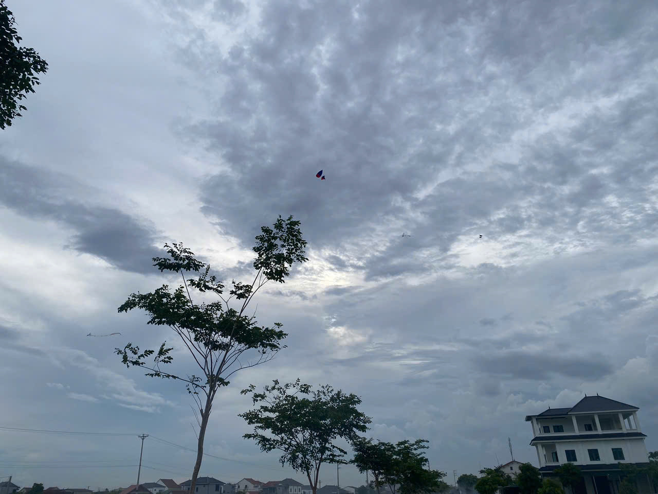 Một cánh diều mang theo ước mơ tuổi thơ, nhưng chỉ thực sự bay cao khi được thả đúng nơi, đúng cách. Ảnh Trần Minh