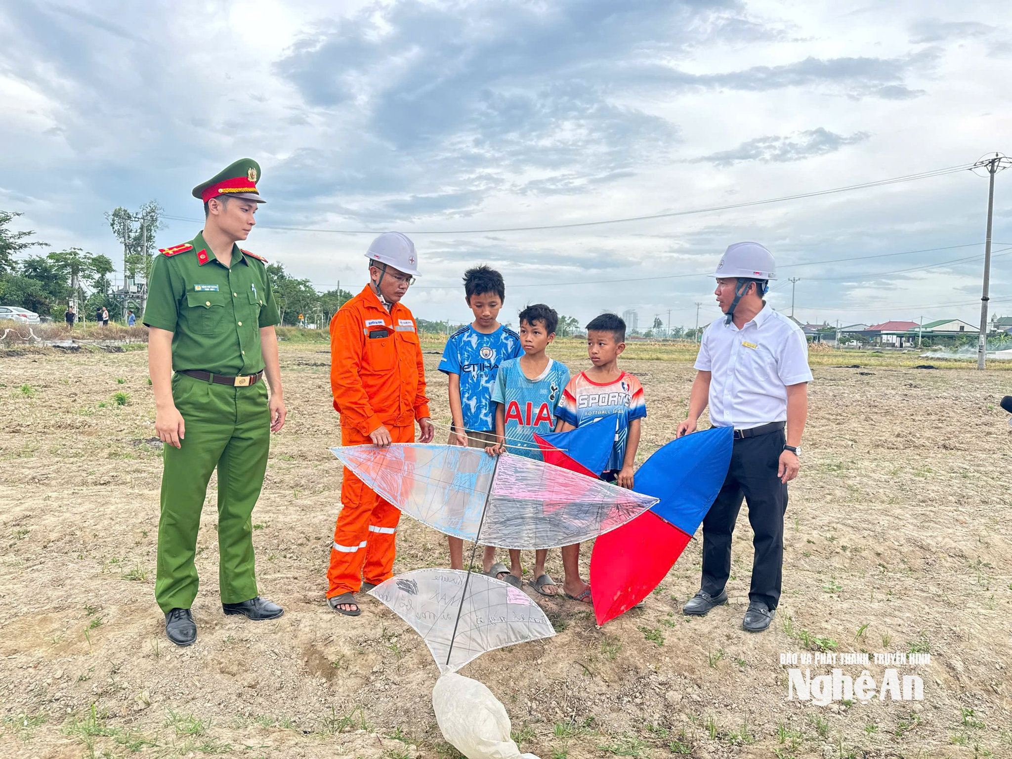 Hiểm họa khôn lường khi thả diều gần đường dây điện