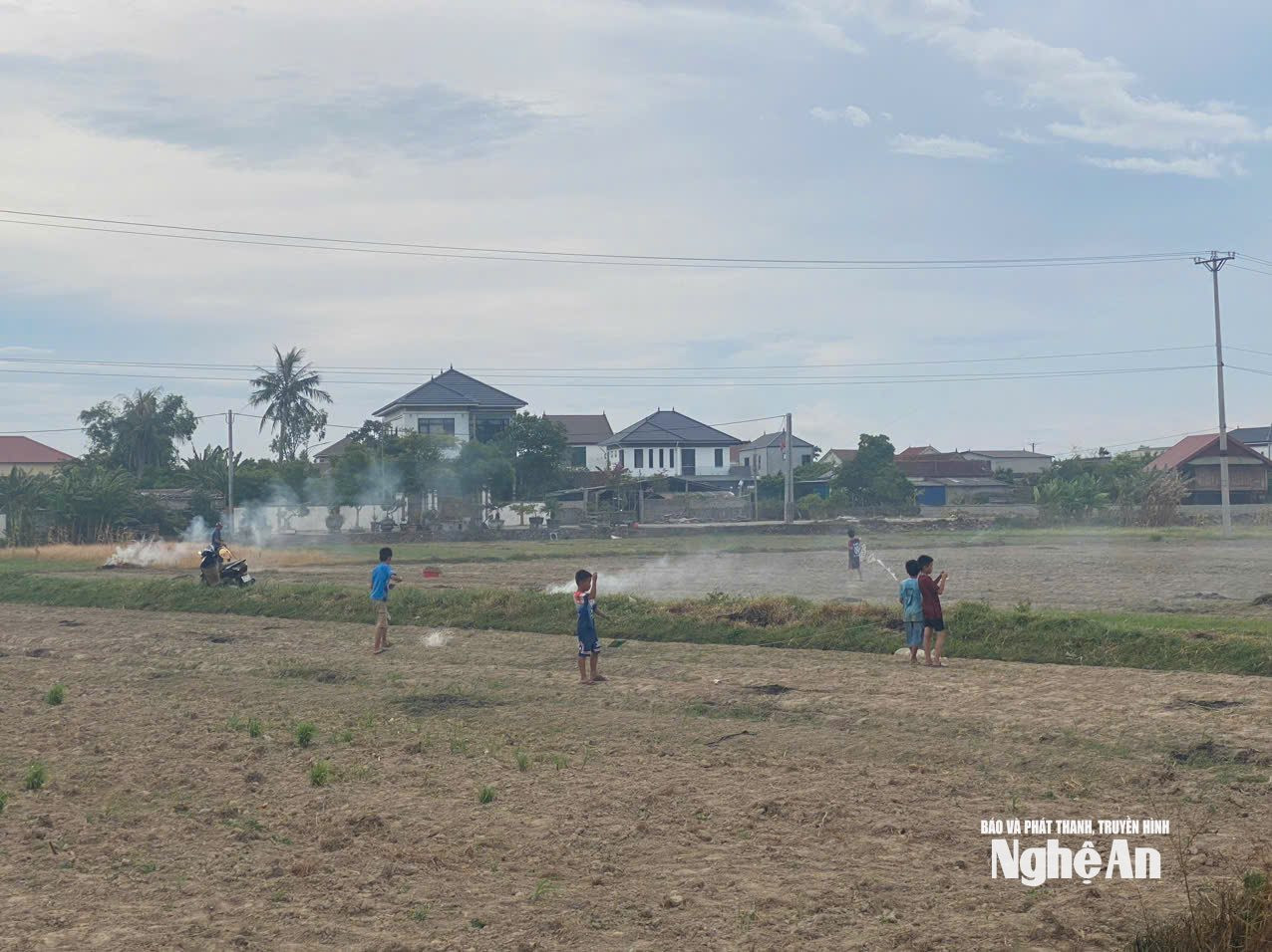 Nhiều trẻ em thả diều ngay dưới hệ thống đường dây điện Cao thể