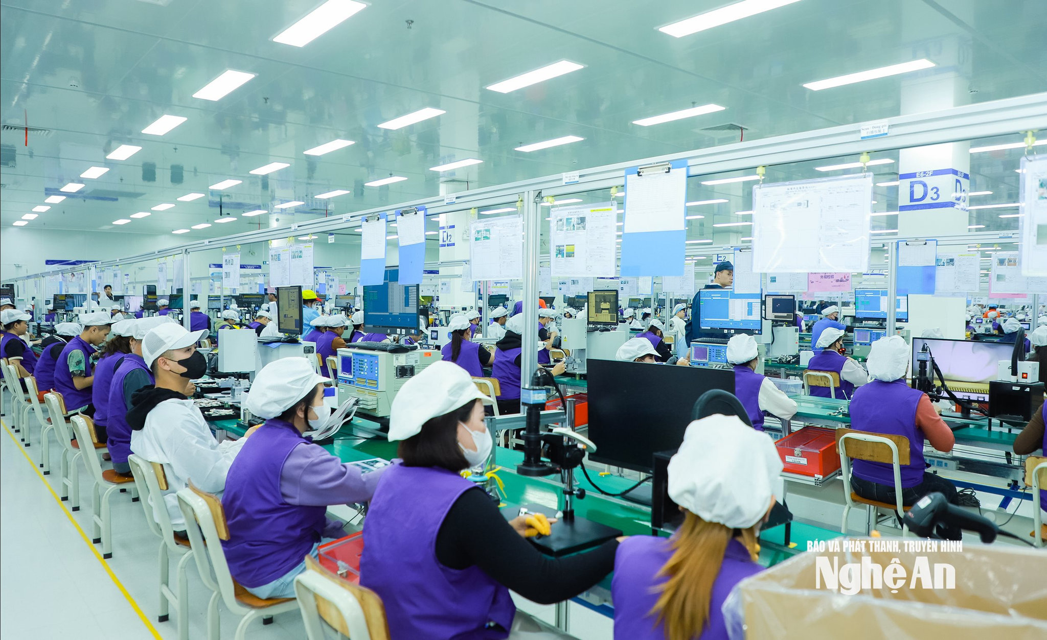 Công nhân làm việc tại nhà máy của Tập đoàn Luxshare -ICT tại KCN VSIP. Ảnh- Thành Duy