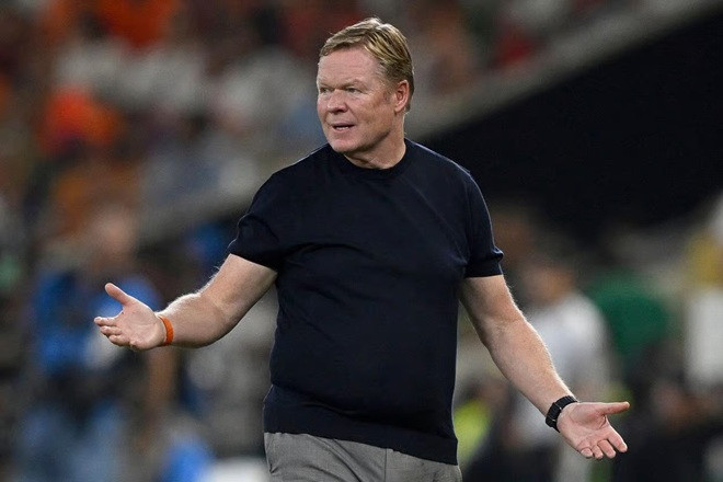 HLV Ronald Koeman lo lắng ngoài đường biên khi Hà Lan bị gỡ hòa phút cuối.