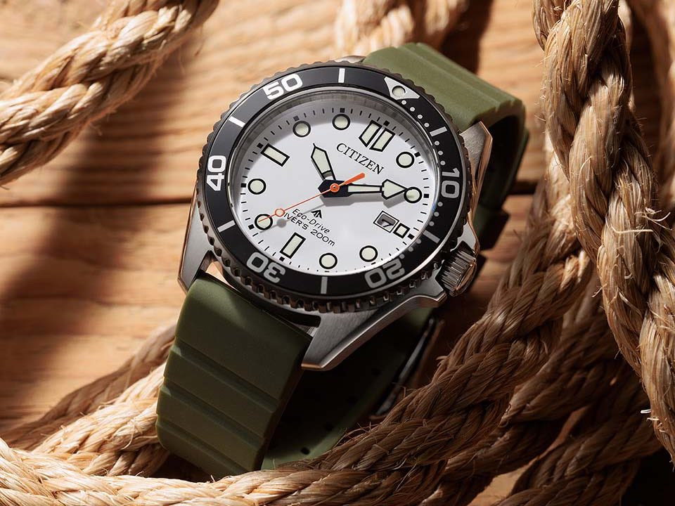Đồng hồ lặn Citizen Promaster Marine BN0265-00A với mặt số trắng, niềng đen, vỏ thép không gỉ và dây đeo màu xanh olive.