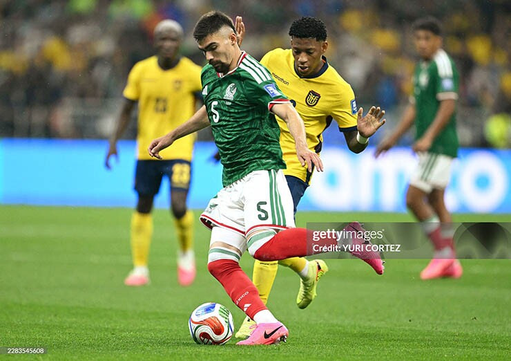 Mexico (áo xanh) chiếm thế chủ động trước Ecuador trong trận đấu tại World Cup 2026