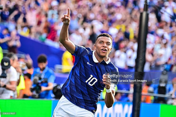Mbappe vừa lập cú đúp vào lưới Thụy Điển