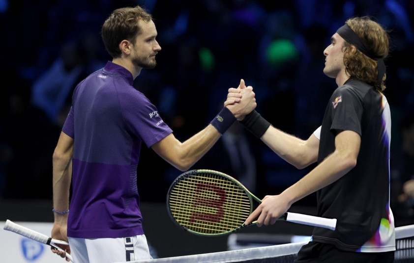 Daniil Medvedev và Stefanos Tsitsipas trong một trận đấu đối đầu trực tiếp