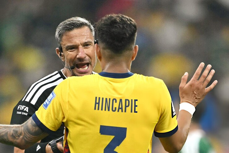 Piero Hincapie nhận thẻ đỏ vì lỗi che miệng khi nói chuyện tại World Cup 2026