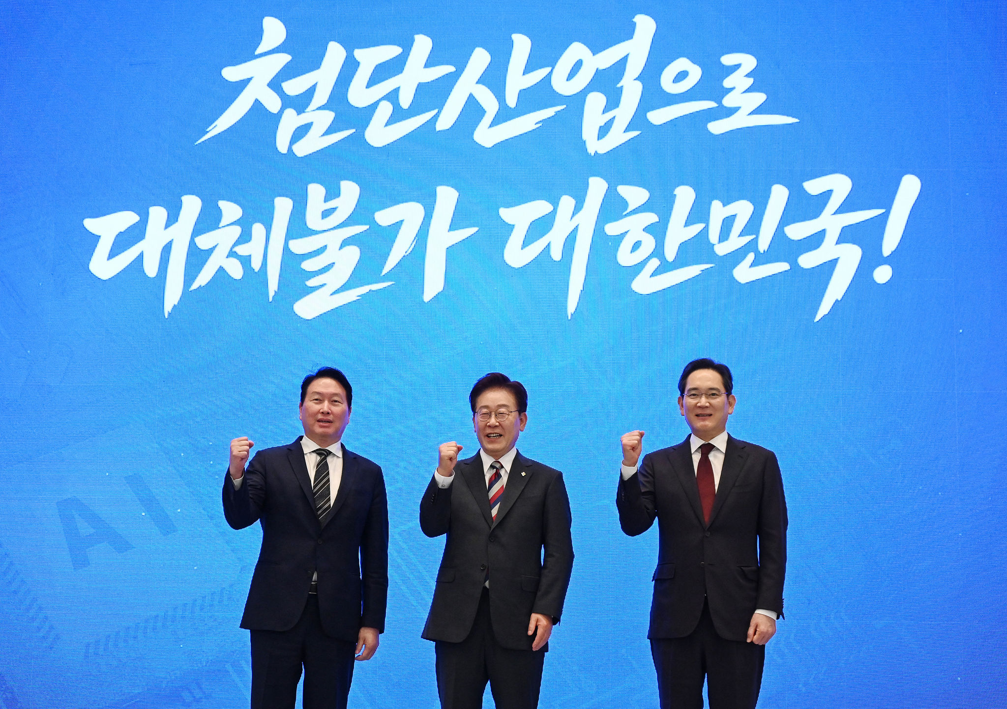 Tổng thống Hàn Quốc Lee Jae-myung (giữa), Chủ tịch Samsung Electronics Lee Jae-yong (phải) và Chủ tịch SK Group Chey Tae-won (trái) tạo dáng chụp ảnh khi tham dự buổi công bố báo cáo về các dự án hợp tác công- tư tại Phủ Tổng thống (Nhà Xanh) ở Seoul vào ngày 29 tháng 6 năm 2026. Ảnh: AFP