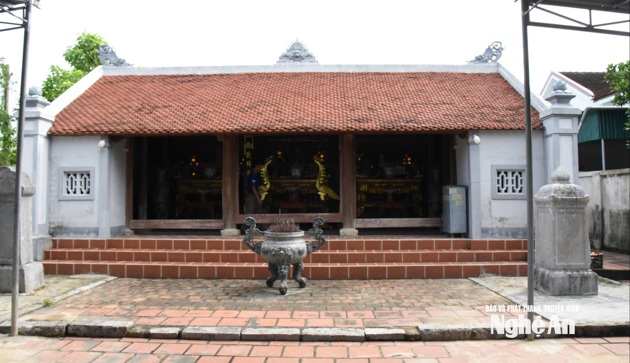Nhà Văn Thánh làng Vân Tập nhìn từ ngoài vào. Ảnh: H.T