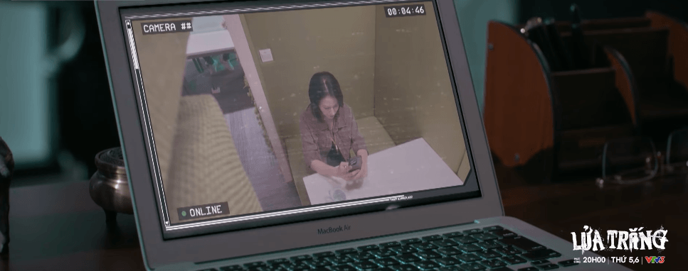 Lão Công theo dõi cuộc trò chuyện giữa Mai và mẹ qua camera bí mật.