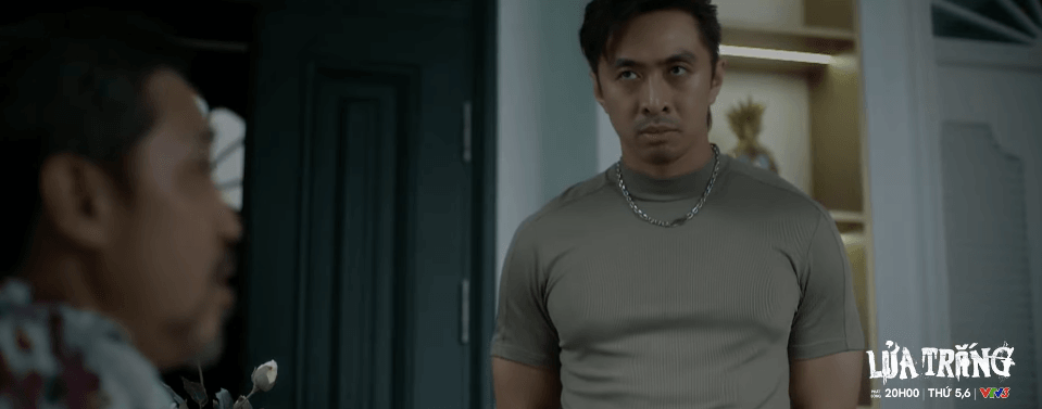 Cuộc đối thoại giữa Lão Công và tay chân về sự xuất hiện bất thường của Mai.