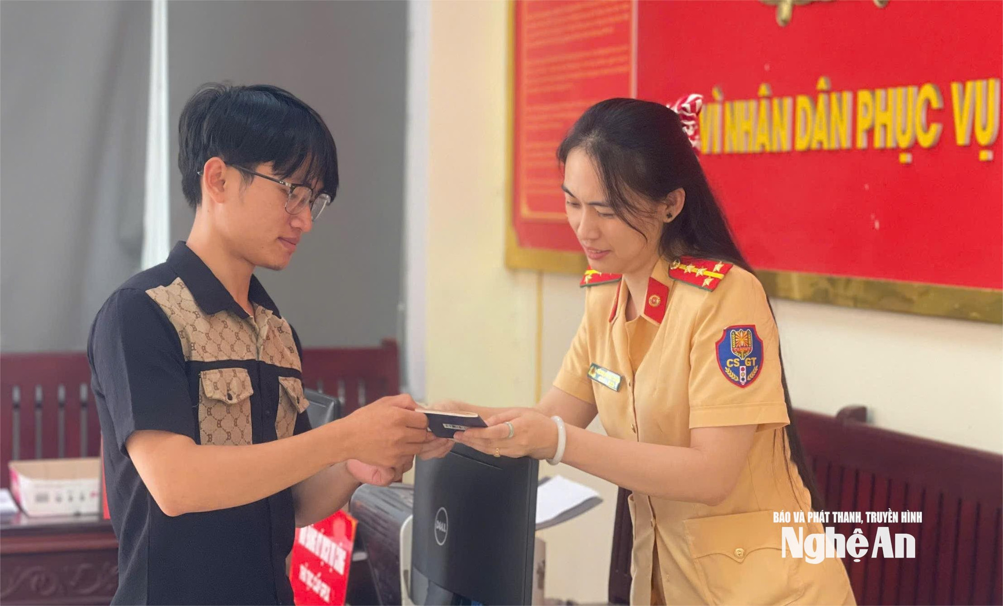Cán bộ Phòng Cảnh sát giao thông Công an tỉnh Nghệ An hướng dẫn người dân làm thủ tục đổi giấy phép lái xe. Ảnh: P.V