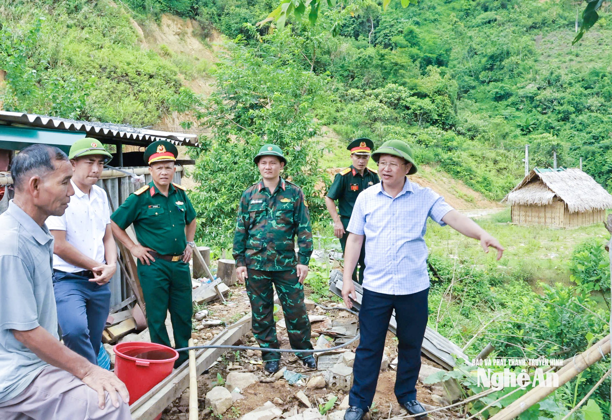 Cán bộ xã Nhôn Mai kiểm tra việc triển khai mô hình sinh kế cho người yếu thế tại bản Na Lợt. Ảnh Mai Hoa
