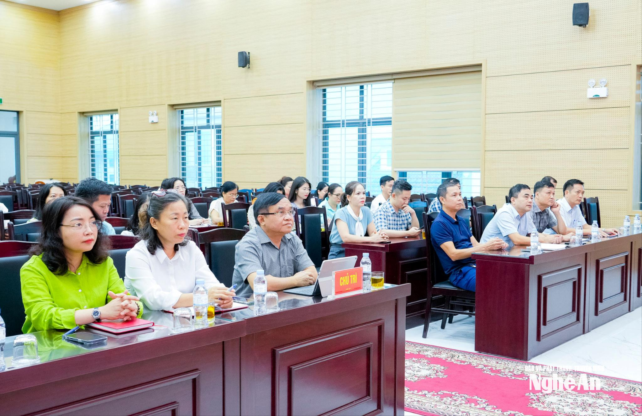 Kamerad Ngoc Kim Nam - Anggota Komite Tetap, Kepala Departemen Propaganda dan Mobilisasi Massa Komite Partai Provinsi, memimpin pertemuan di titik pertemuan provinsi Nghệ An. Foto: Pham Bang.