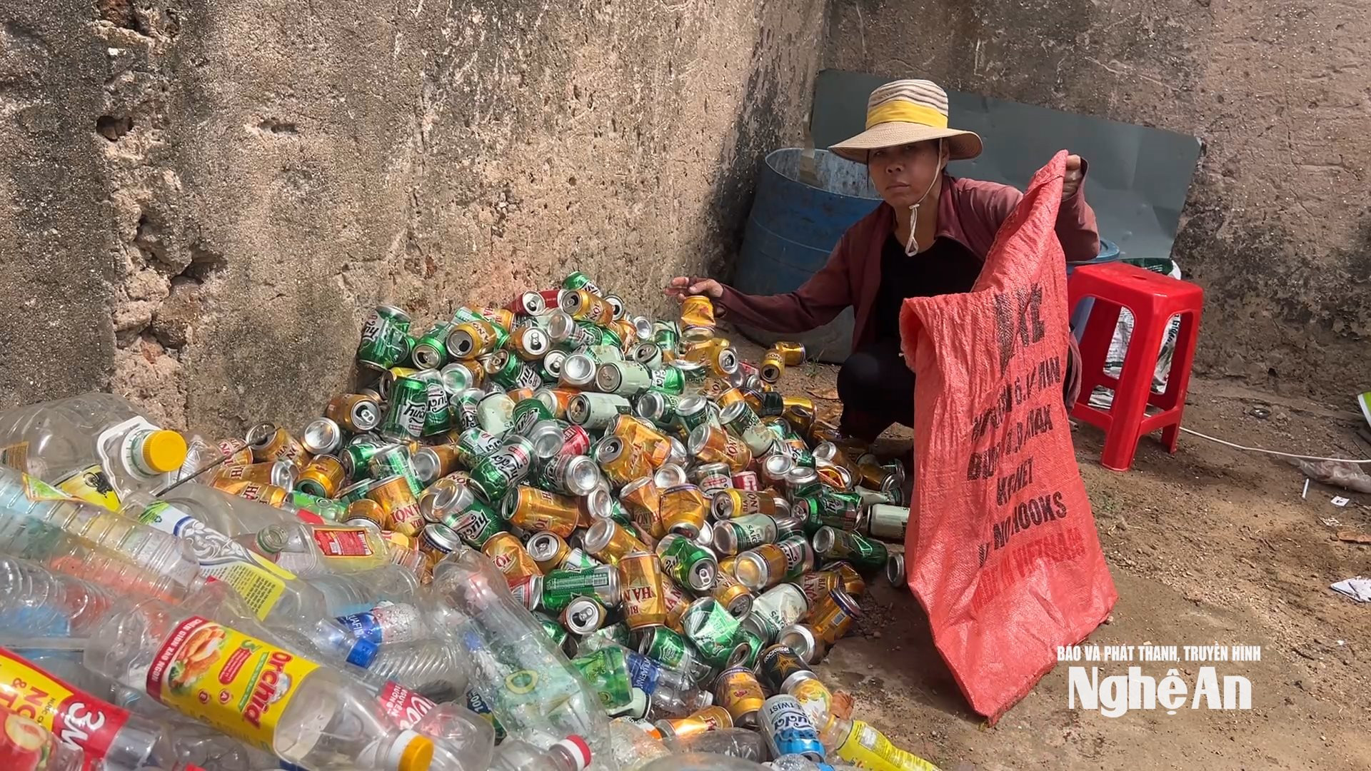 Frau Truong Thi Lien verdient ihren Lebensunterhalt mit dem Sammeln von Altmaterialien. Foto: Ngoc Dung