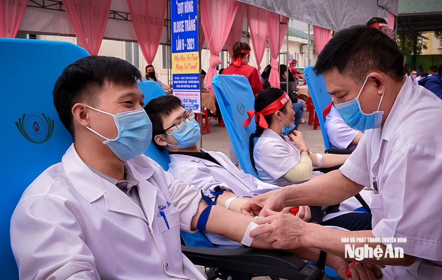 Có nhiều bác sĩ đã hiến máu đến lần thứ 9. Ảnh Thành Chung copy