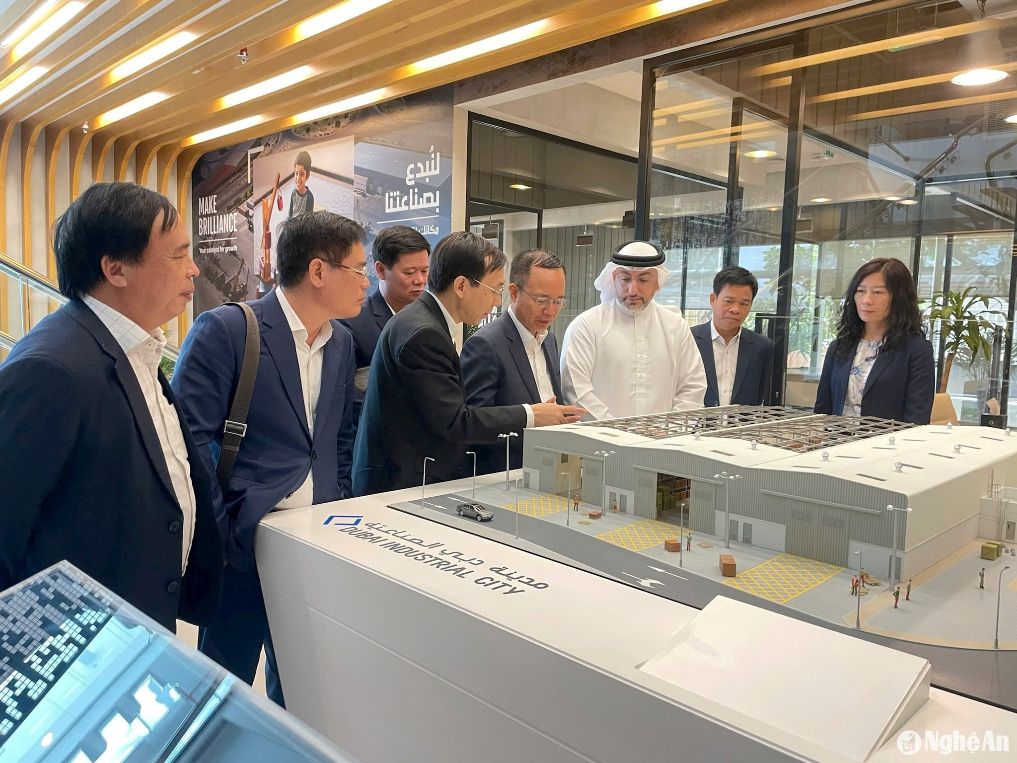 Đoàn công tác của Sở Công thương tham gia Hội chợ xúc tiến thương mại tại DUBAI. Ảnh: CSCC