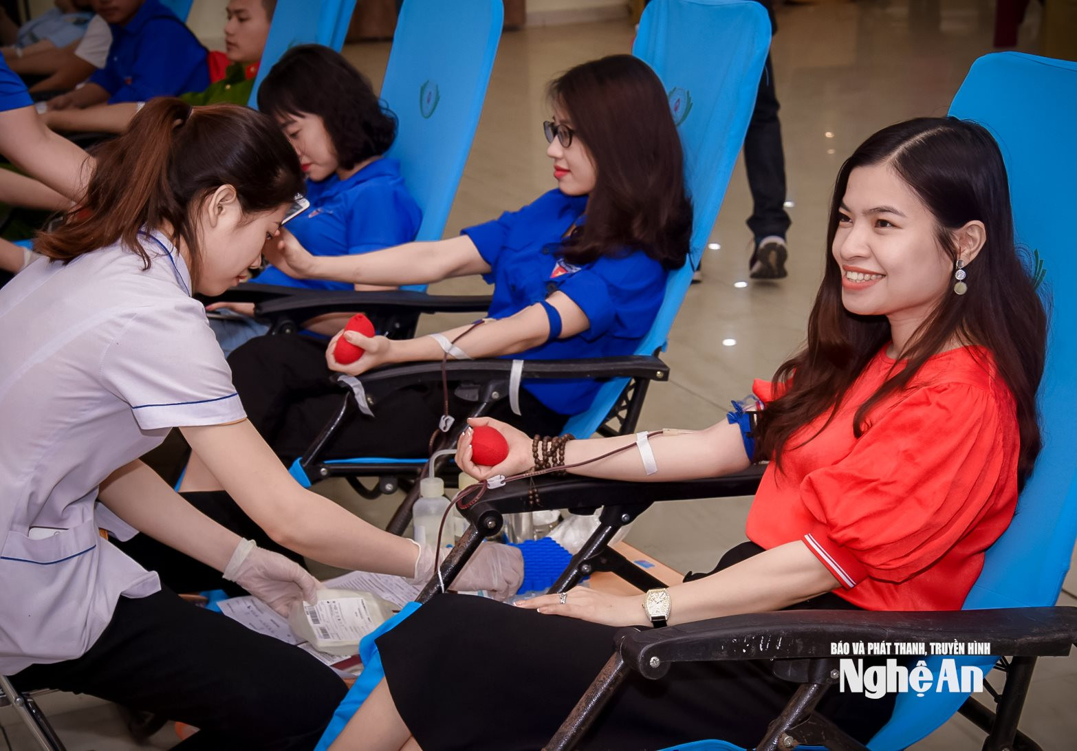Hàng ngàn người đã đến tham gia hiến máu thể hiện quyết tâm, khẳng định thái độ, tinh thần và trách nhiệm đối với cộng đồng. Ảnh Từ Thành copy