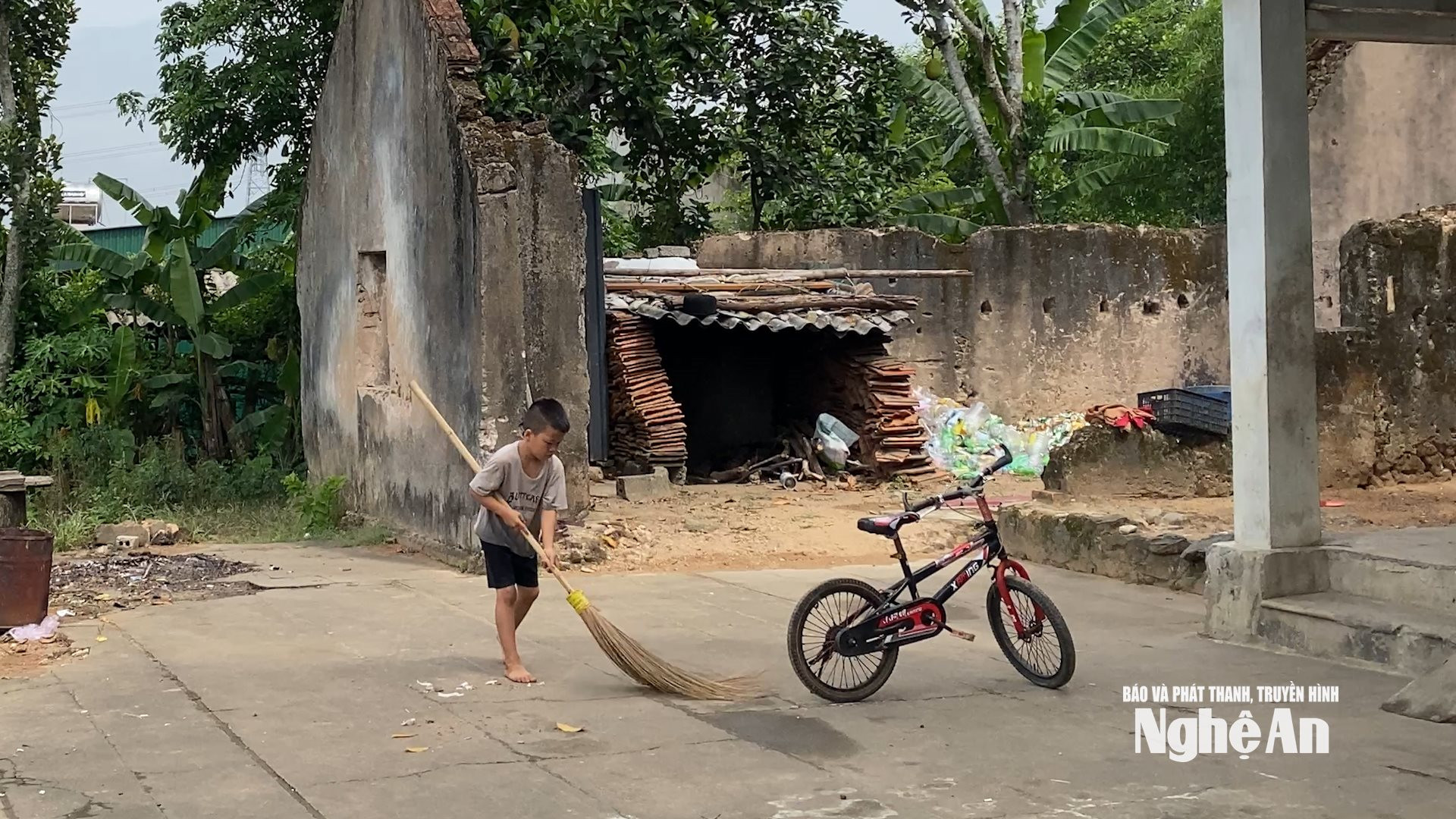 Trotz seines jungen Alters gab Quoc Duy sein Bestes, um seiner Mutter bei den Hausarbeiten zu helfen.