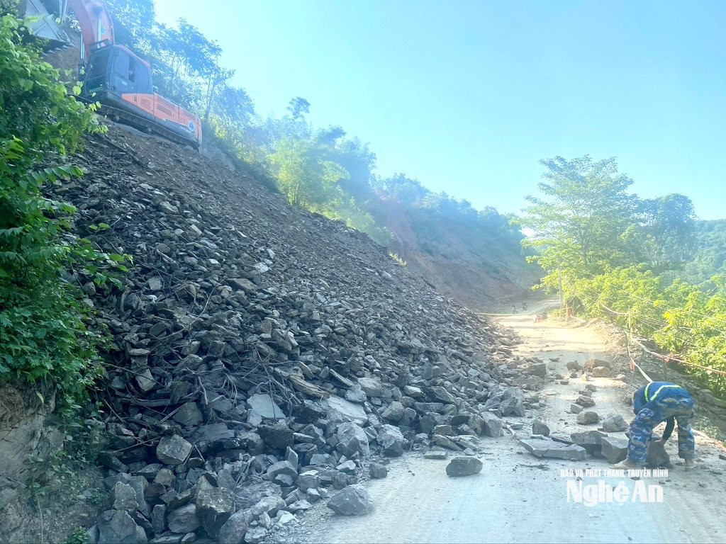 Một số vị trí sạt lở núi ở xã Lượng Minh đang được khắc phục trước mùa mưa bão đang đến gần. Ảnh: Văn Trường