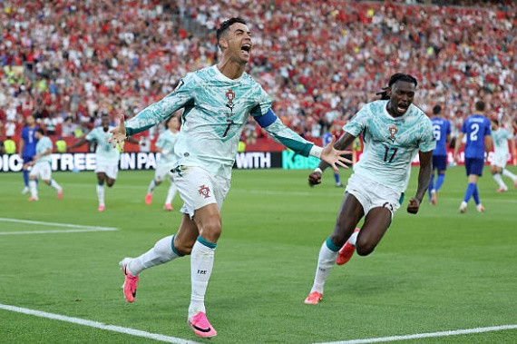Ronaldo ghi bàn thắng đầu tiên tại vòng knock out World Cup ở tuổi 41.