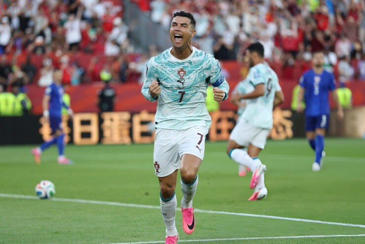 Ronaldo gỡ hòa cho Bồ Đào Nha trên chấm phạt đền