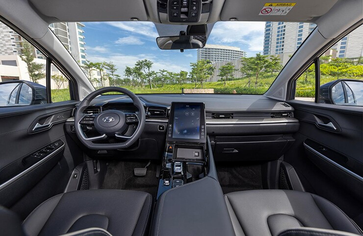 Đuôi xe Hyundai Custin với dải đèn LED kéo dài ấn tượng