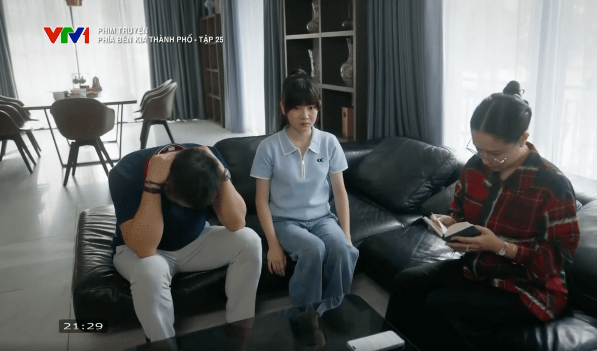 Tuyết Lan công khai sự thật trong cuốn nhật ký của anh trai với bố mẹ.