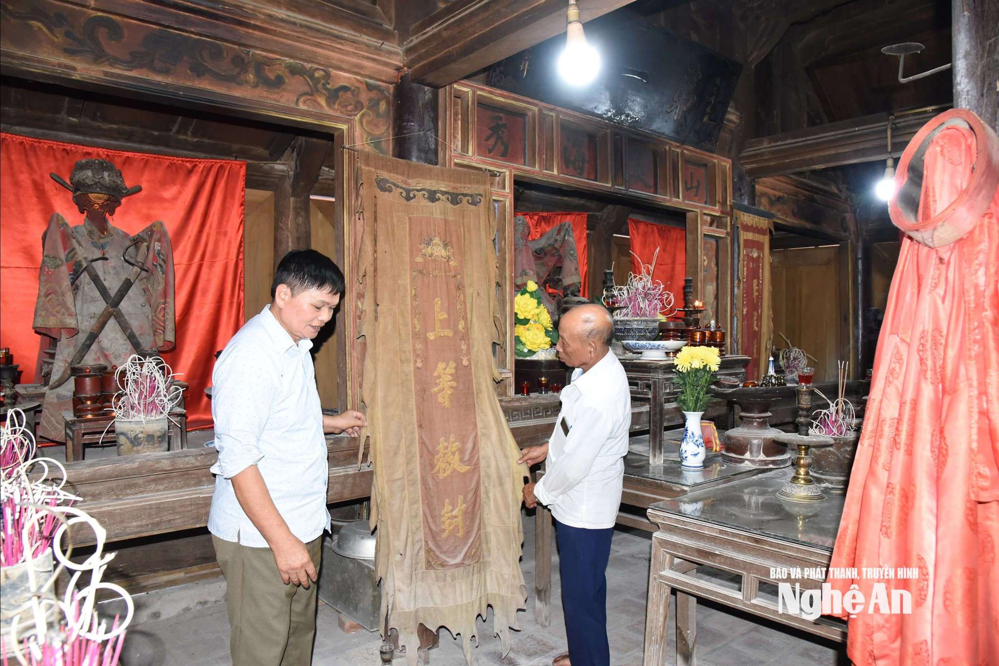 Các thế hệ con cháu dòng họ Đinh Bạt giữ gìn di tích đền thờ 