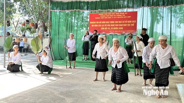 Một buổi sinh hoạt của Câu lạc bộ văn nghệ dân gian dân tộc Thổ, xóm Luyện Xuân, xã Tam Hợp.
