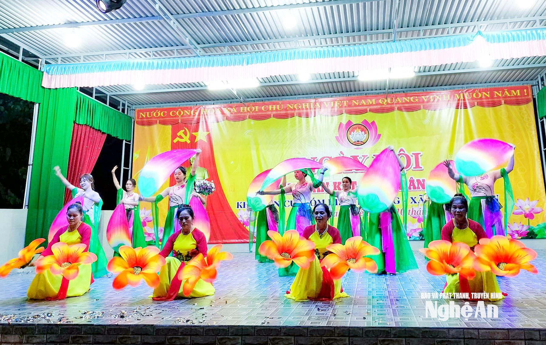 Một hoạt động văn nghệ của người dân xóm Liên Trường, xã Tam Đồng.