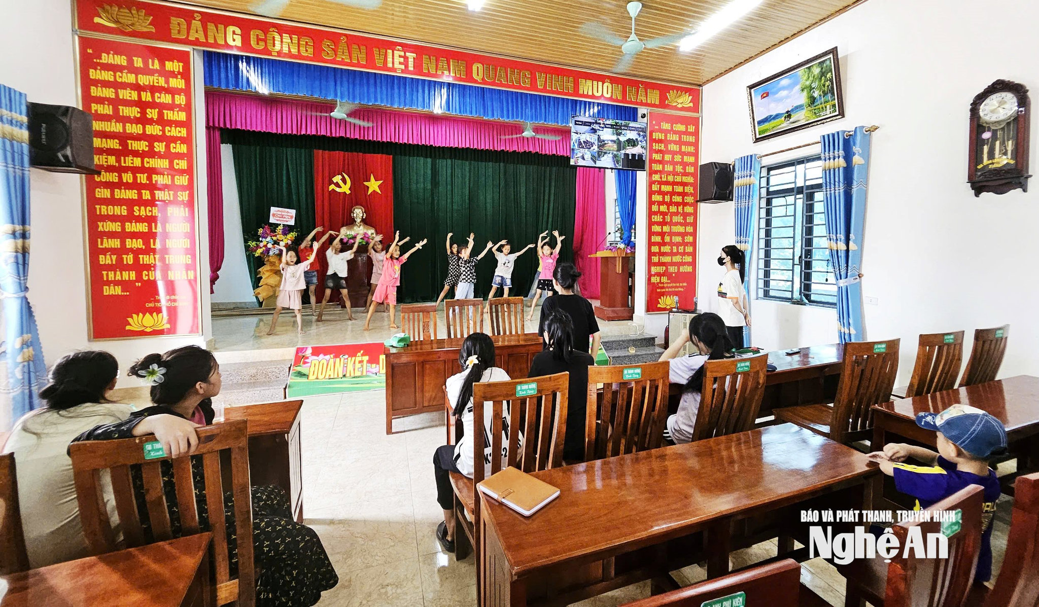 Sinh hoạt văn nghệ ở một nhà văn hóa thuộc xóm 12 xã Thần Lĩnh