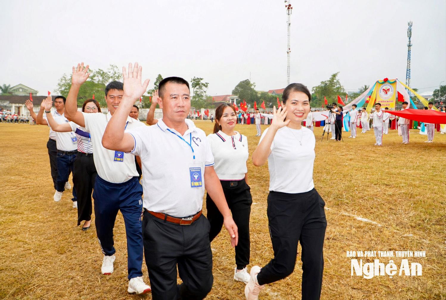 Cán bộ văn hóa xã Tân Kỳ tham gia điều hành một giải thể thao trên địa bàn. Ảnh Minh Quân