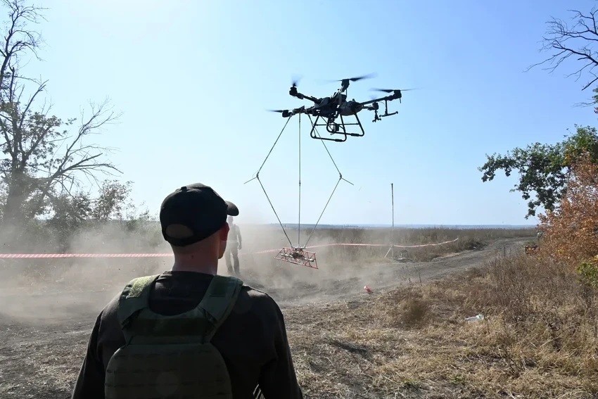 Binh sĩ Ukraine điều khiển UAV tại mặt trận tỉnh Kharkiv. Ảnh: AFP